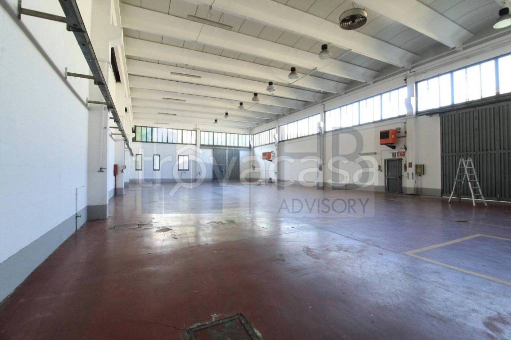 locale commerciale in affitto a Nova Milanese