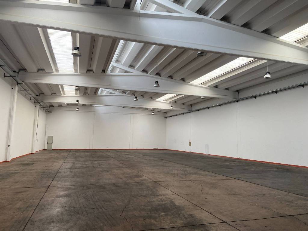 locale commerciale in affitto a Nova Milanese