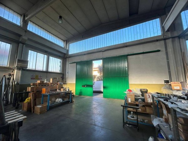 locale commerciale in affitto a Nova Milanese