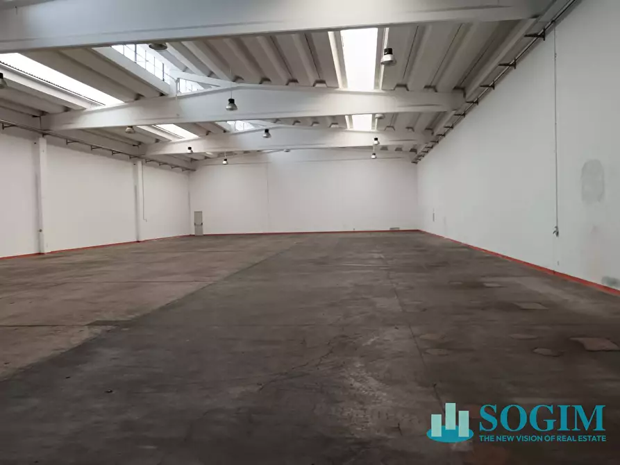 locale commerciale in affitto a Nova Milanese