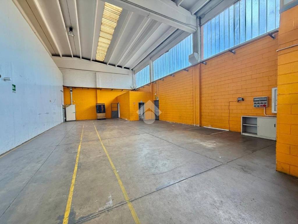 locale commerciale in affitto a Nova Milanese