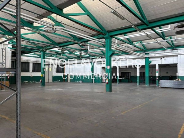 locale commerciale in affitto a Nova Milanese