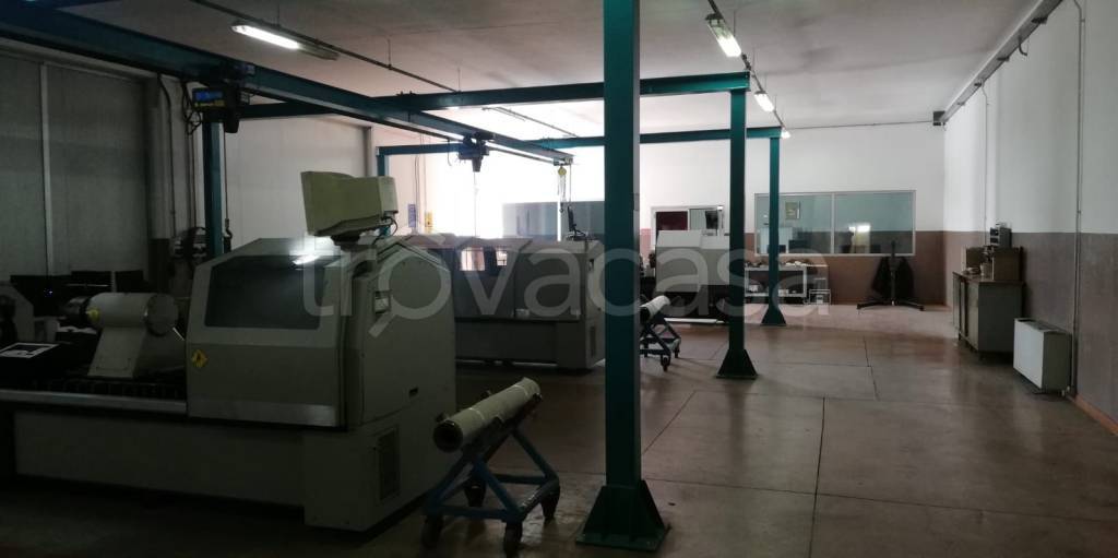 locale commerciale in affitto a Nova Milanese