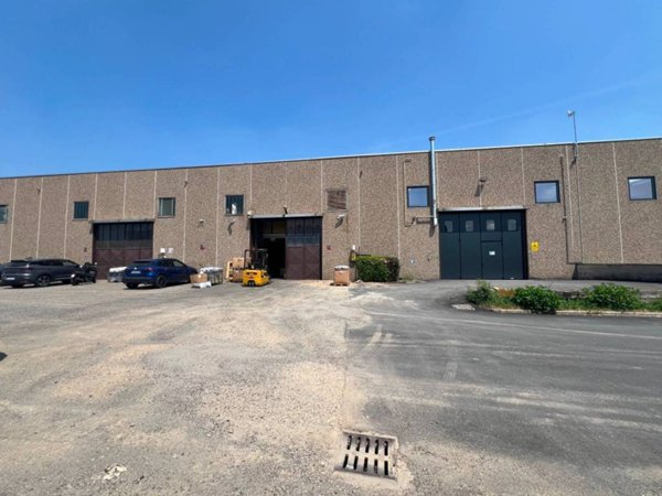 locale commerciale in affitto a Nova Milanese