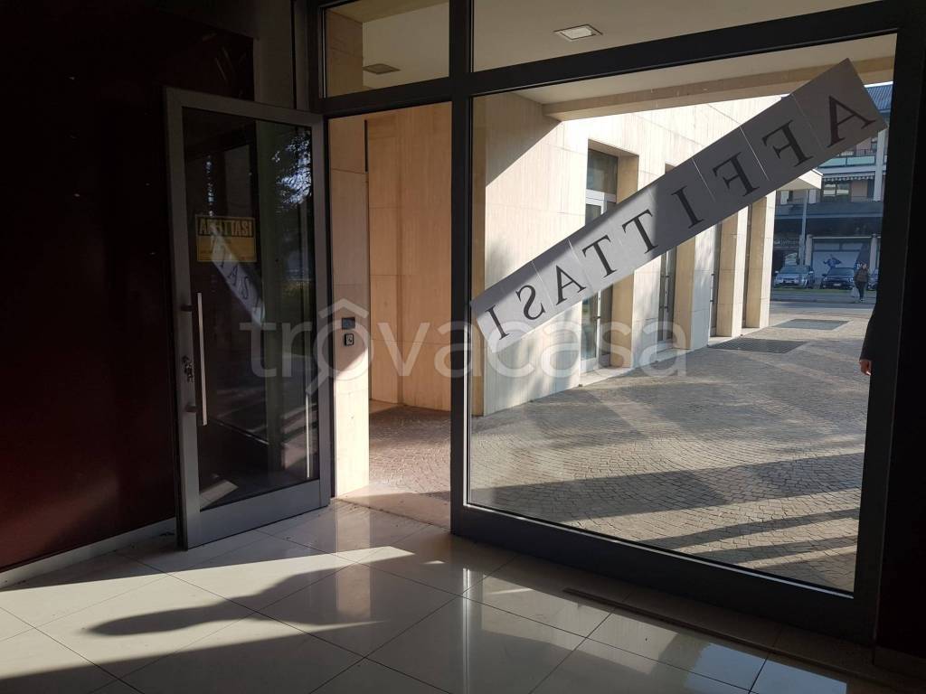 negozio in affitto a Nova Milanese