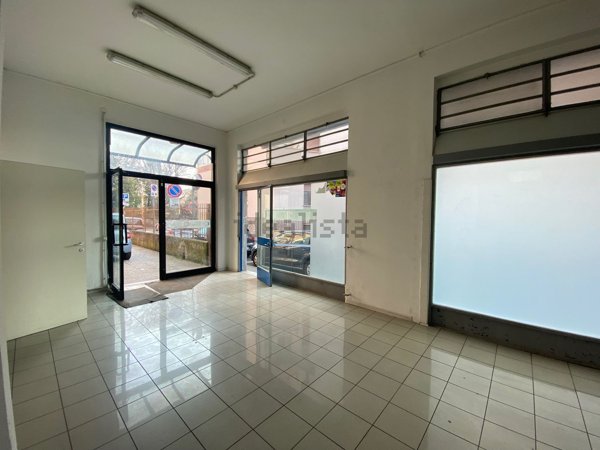 locale commerciale in affitto a Nova Milanese