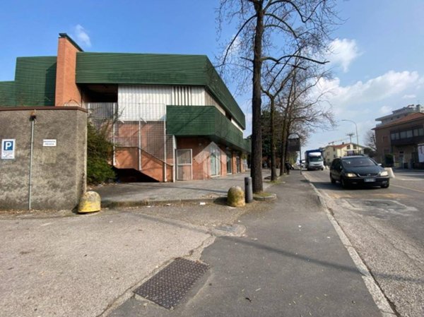 locale commerciale in affitto a Nova Milanese