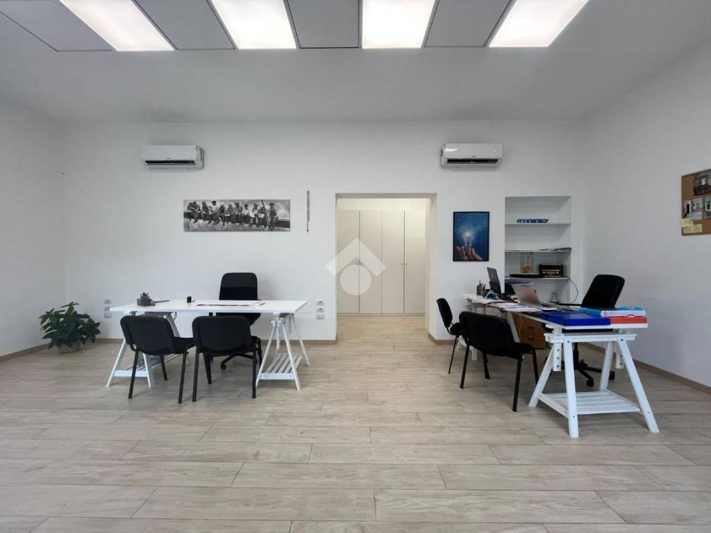 locale commerciale in affitto a Nova Milanese