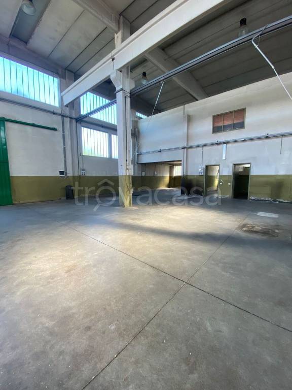 locale commerciale in affitto a Nova Milanese