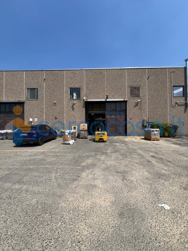 locale commerciale in affitto a Nova Milanese