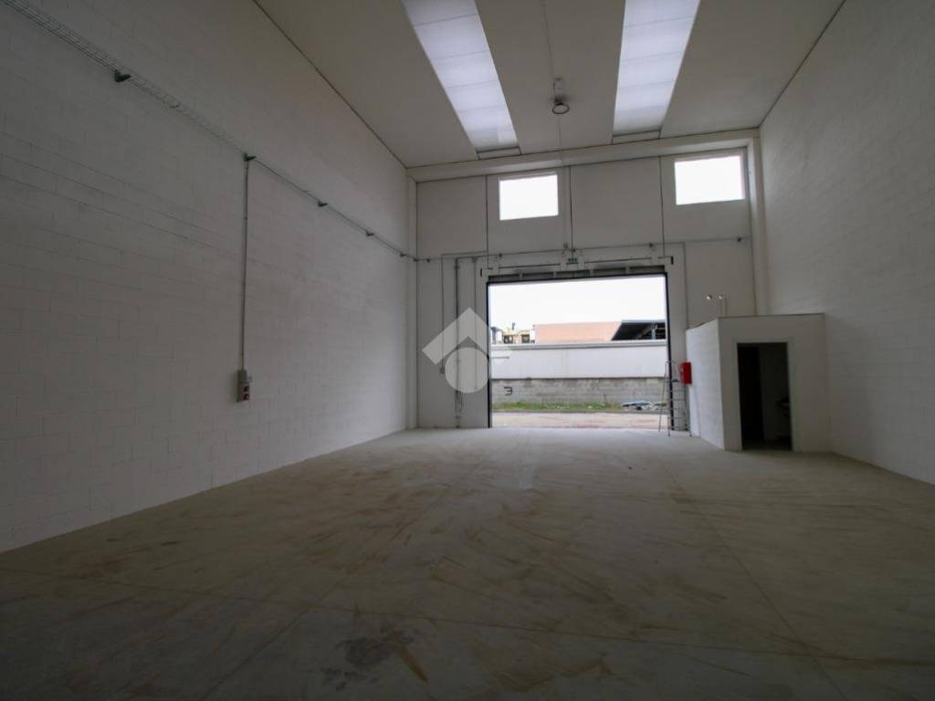 capannone in affitto ad Ornago