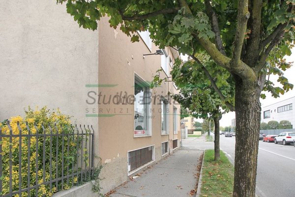 locale commerciale in affitto a Seregno