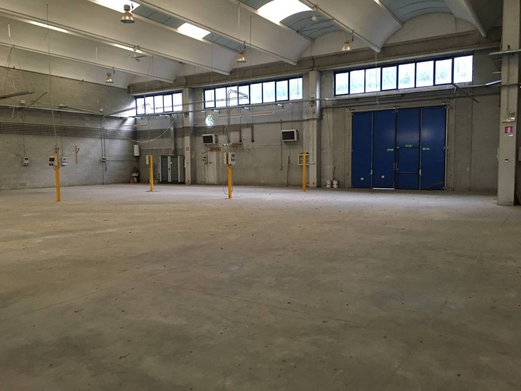 locale commerciale in affitto a Seregno