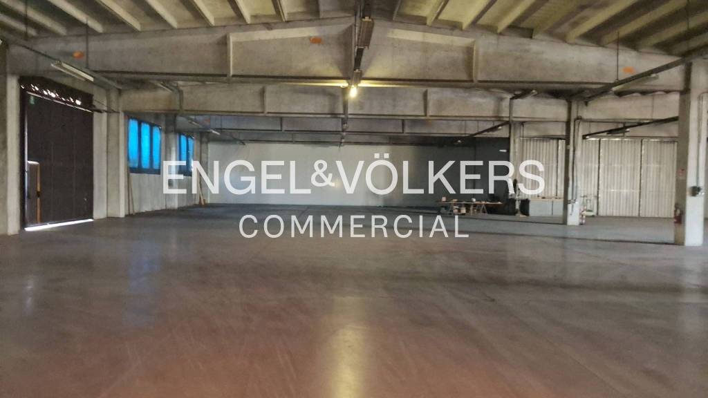 locale commerciale in affitto a Seregno