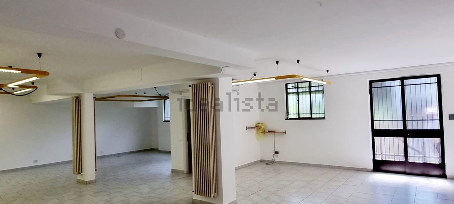 locale commerciale in affitto a Seregno