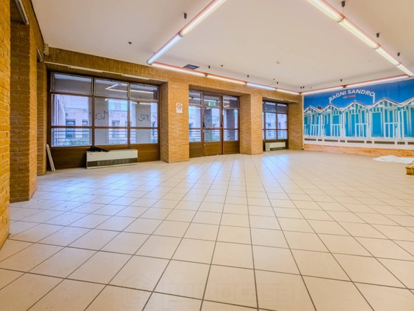 locale commerciale in affitto a Seregno