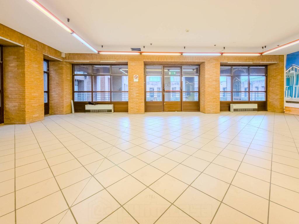 locale commerciale in affitto a Seregno