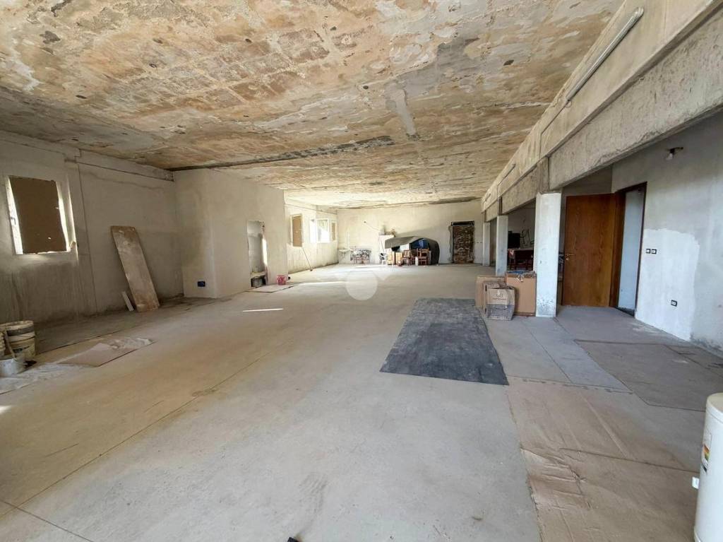 locale commerciale in affitto a Seregno