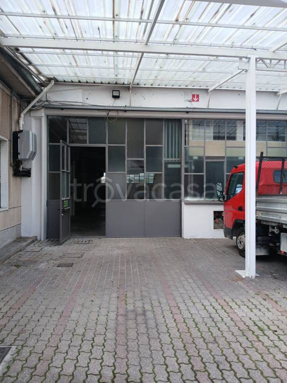 locale commerciale in affitto a Seregno