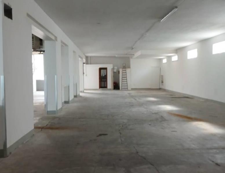 locale commerciale in affitto a Seregno