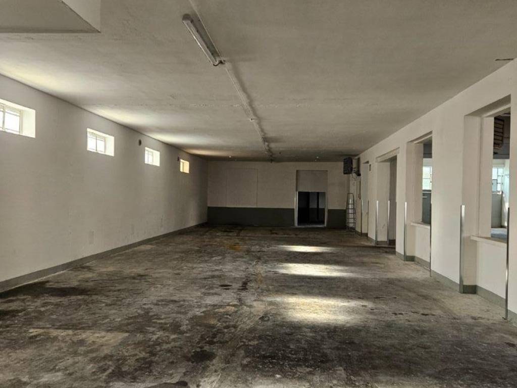 locale commerciale in affitto a Seregno