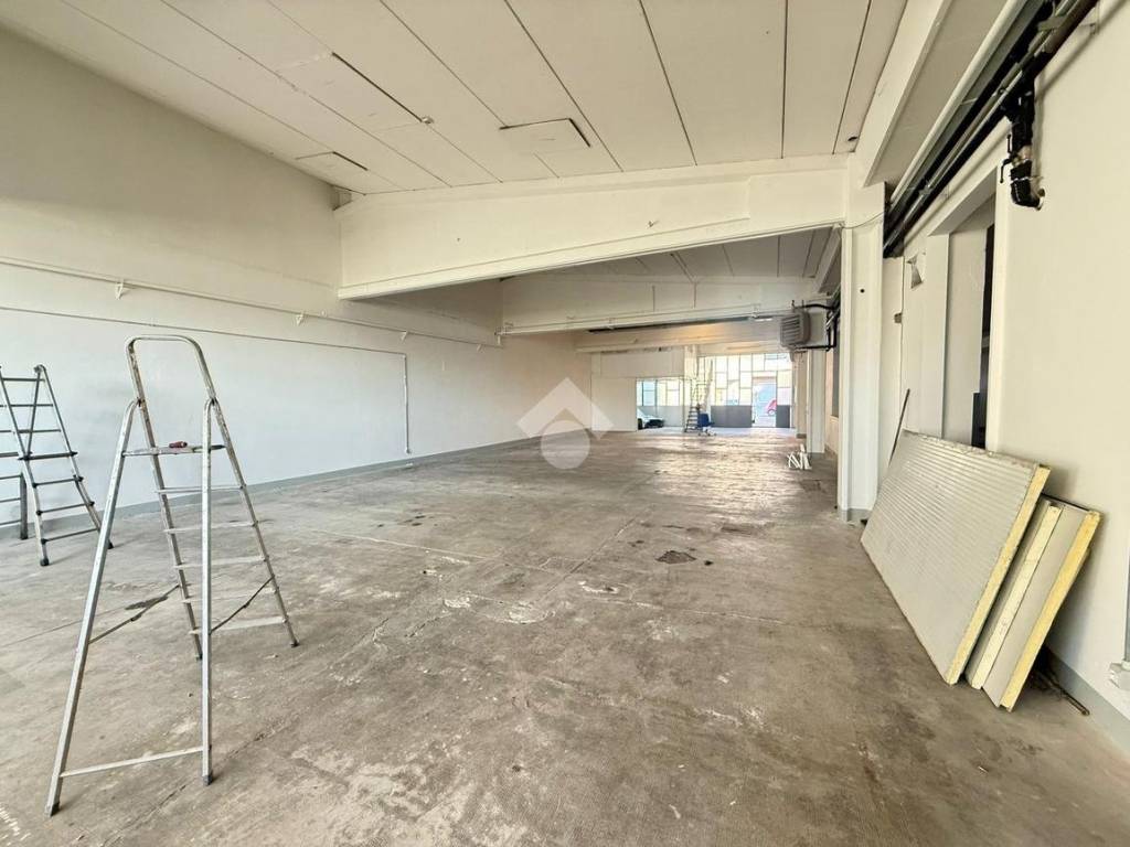 locale commerciale in affitto a Seregno