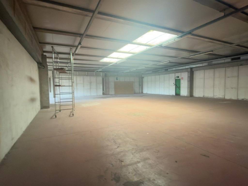 locale commerciale in affitto a Seregno