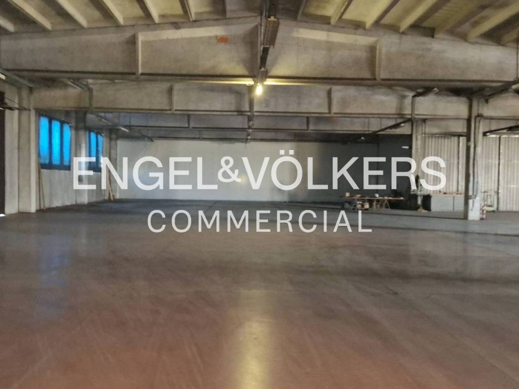 locale commerciale in affitto a Seregno