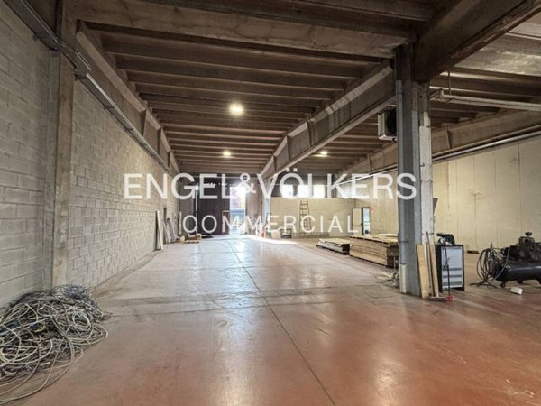 locale commerciale in affitto a Seregno