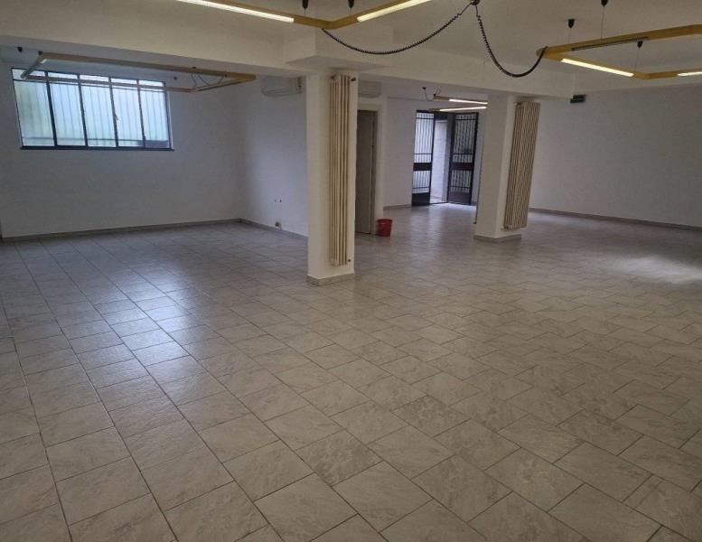 locale commerciale in affitto a Seregno