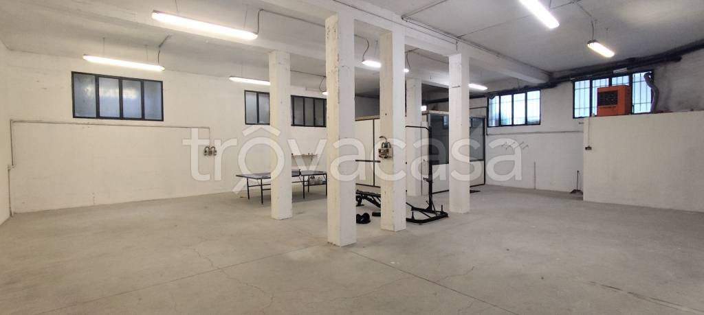 locale commerciale in affitto a Seregno
