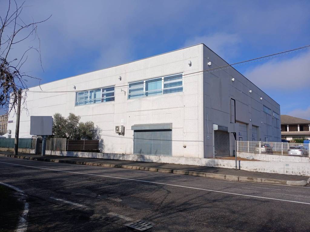 locale commerciale in affitto a Seregno