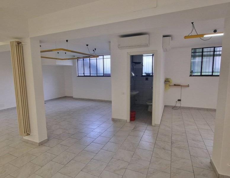 locale commerciale in affitto a Seregno
