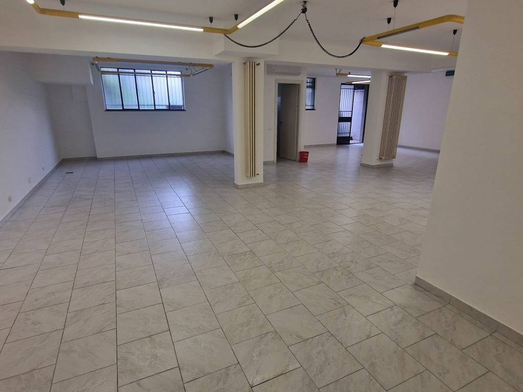 locale commerciale in affitto a Seregno
