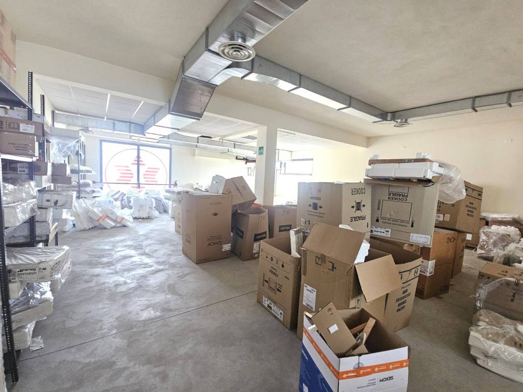 locale commerciale in affitto a Seregno