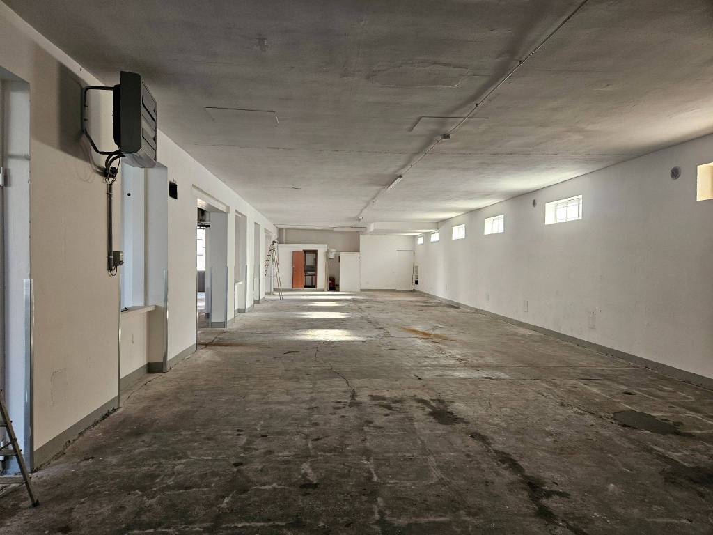 locale commerciale in affitto a Seregno