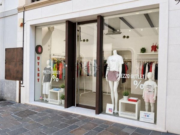 locale commerciale in affitto a Seregno