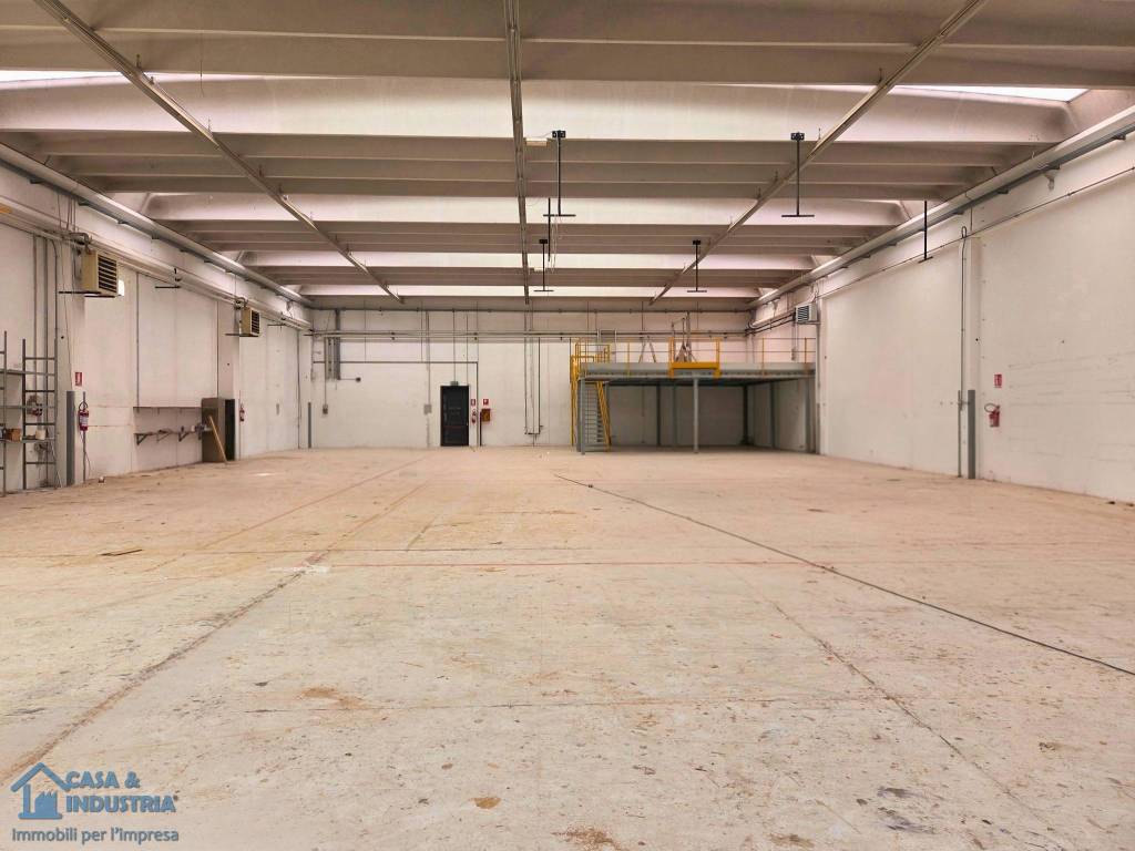 locale commerciale in affitto a Seregno