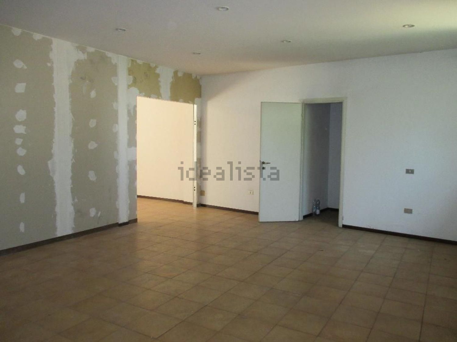locale commerciale in affitto a Seveso