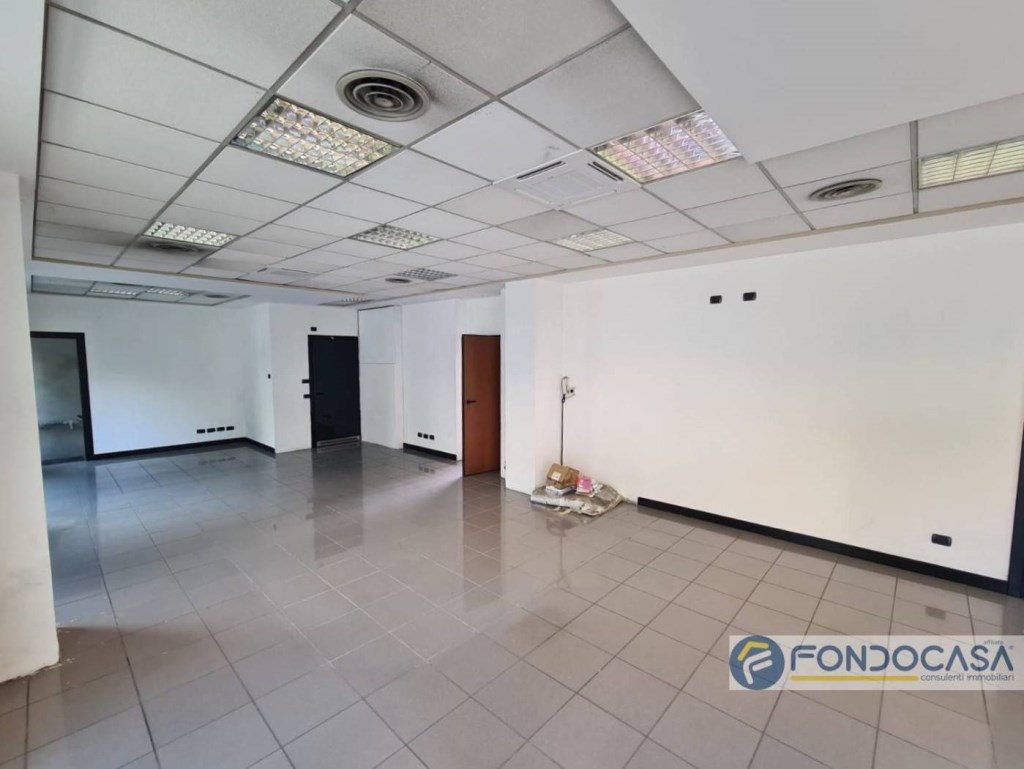 locale commerciale in affitto a Seveso