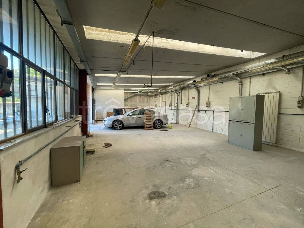 locale commerciale in affitto a Seveso