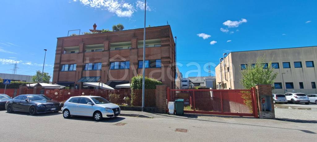 locale commerciale in affitto a Seveso