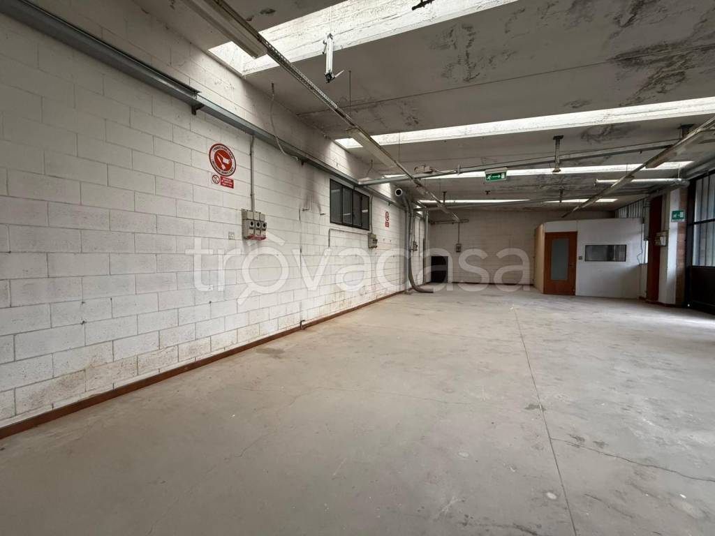 locale commerciale in affitto a Seveso