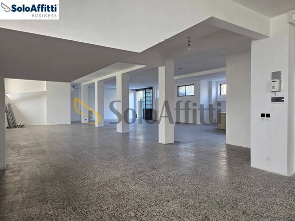 locale commerciale in affitto a Seveso