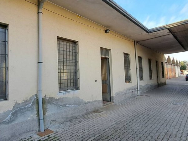 locale commerciale in affitto a Seveso in zona Baruccana