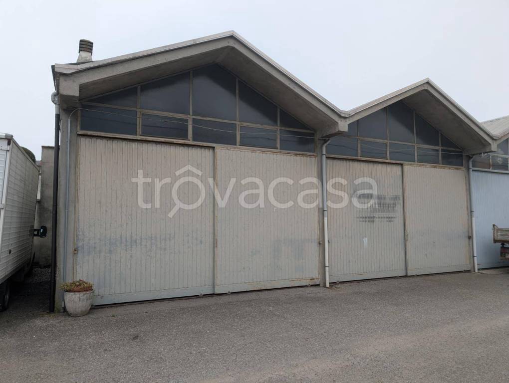 locale commerciale in affitto a Seveso
