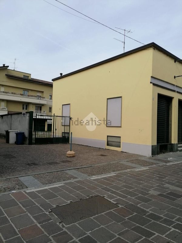 locale commerciale in affitto a Sovico