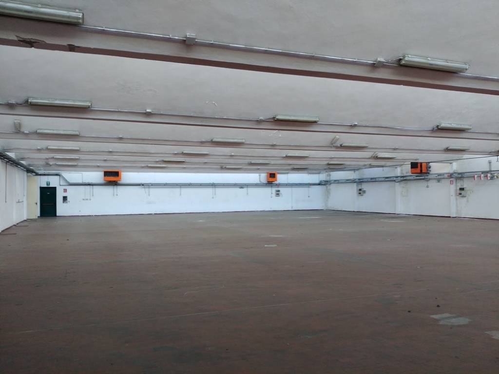 locale commerciale in affitto ad Usmate Velate