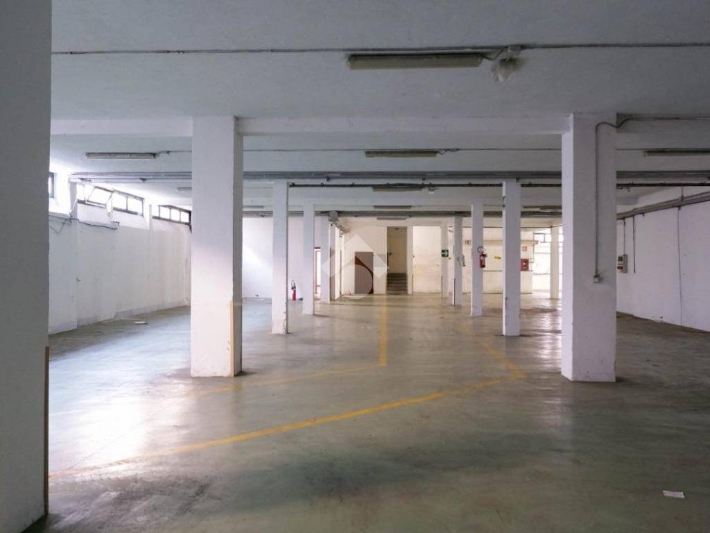 locale commerciale in affitto ad Usmate Velate