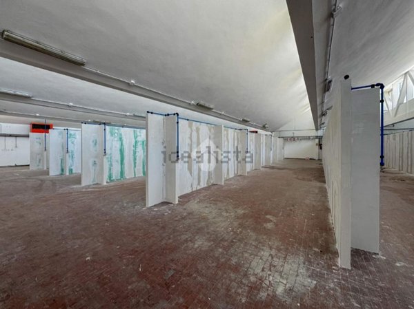 locale commerciale in affitto ad Usmate Velate